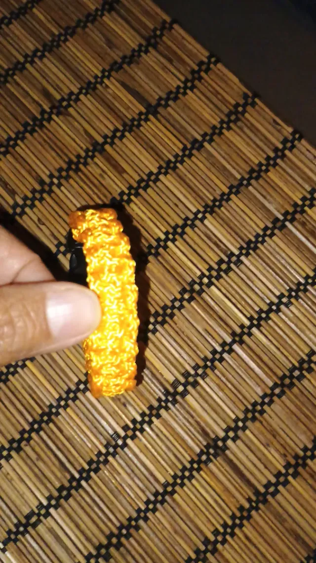 Pulseras con dijes de la suerte y bandera,