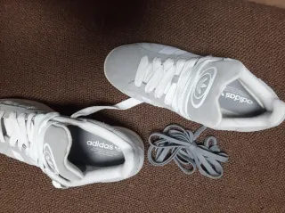 Zapatillas Adidas grises y blancas