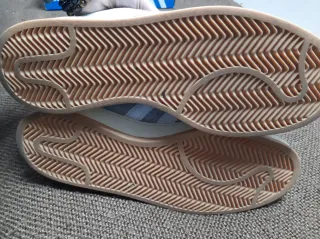 Zapatillas Adidas grises y blancas