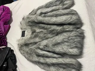 Abrigo pelo gris Stradivarius talla única