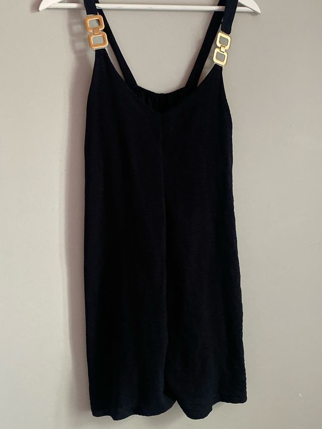 Mono corto negro con detalles dorados