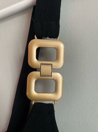 Mono corto negro con detalles dorados