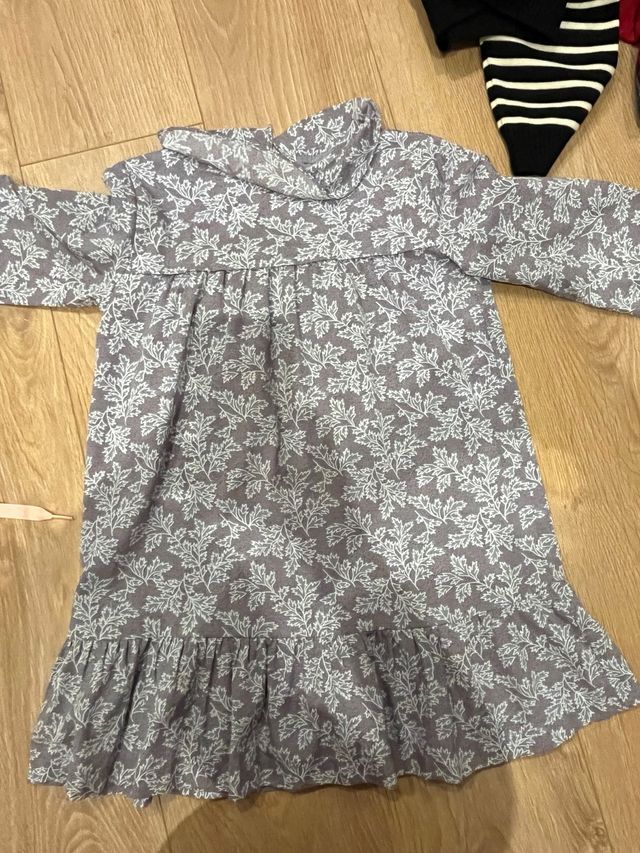 Vestido estampado hojas gris y blanco