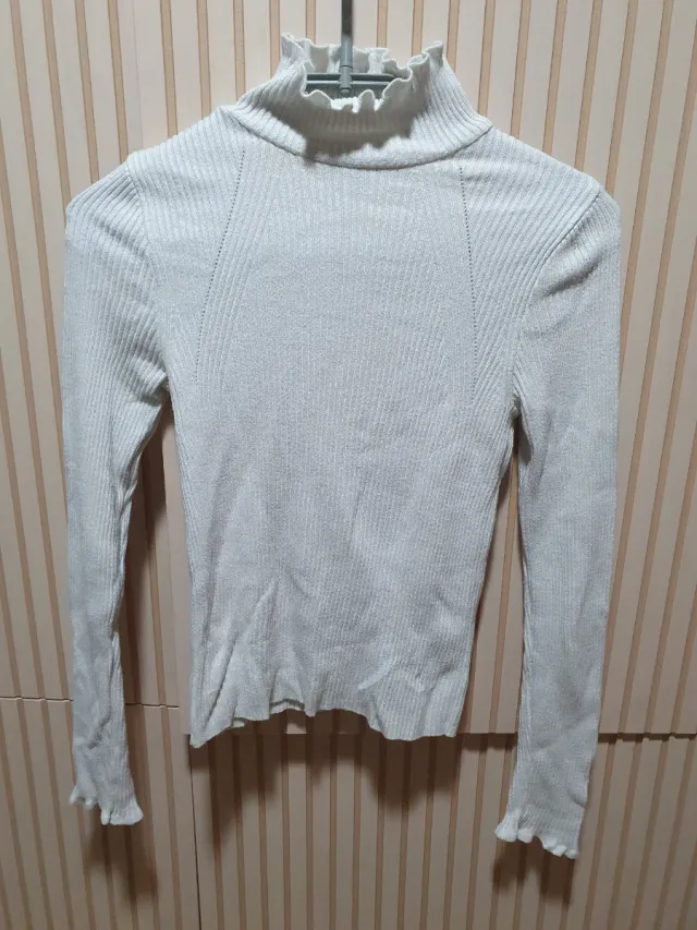 Jersey Stradivarius blanco cuello alto mujer