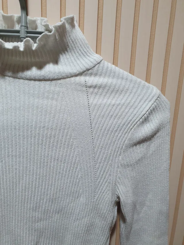 Jersey Stradivarius blanco cuello alto mujer