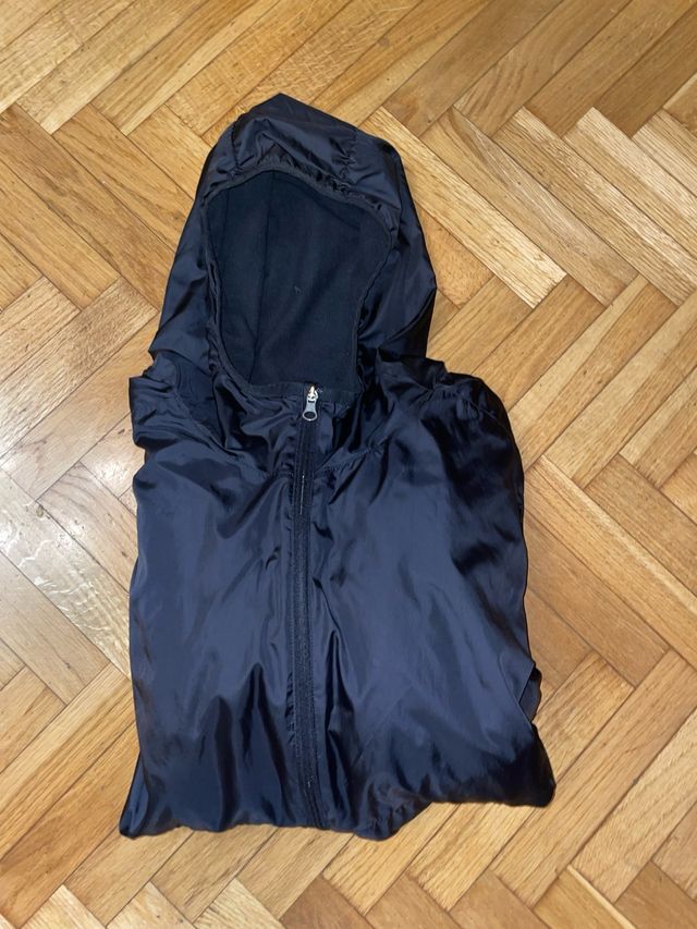 -Abrigo de Nike ligero,contiene  foro polar por de