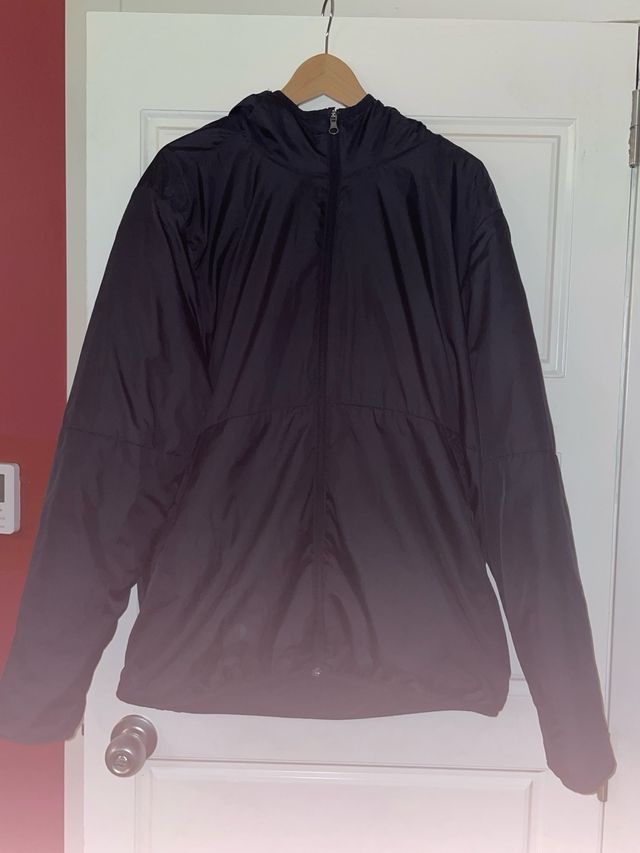 -Abrigo de Nike ligero,contiene  foro polar por de