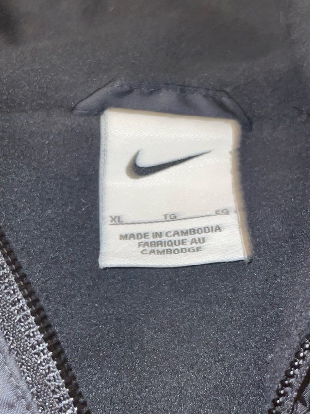 -Abrigo de Nike ligero,contiene  foro polar por de