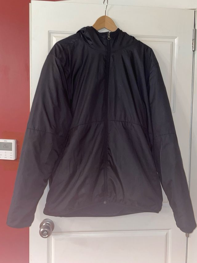 -Abrigo de Nike ligero,contiene  foro polar por de