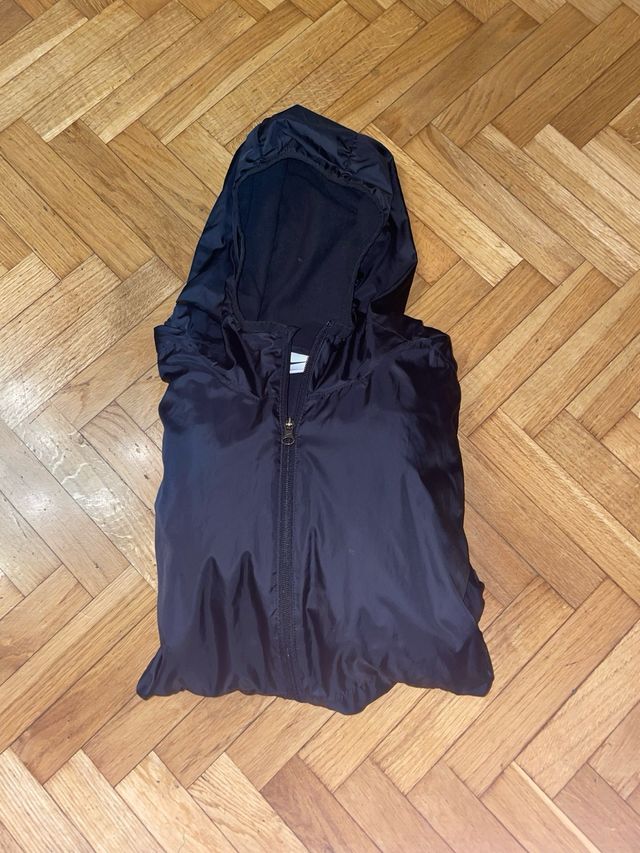 -Abrigo de Nike ligero,contiene  foro polar por de