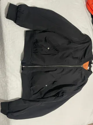 Chaqueta bomber negra con forro naranja