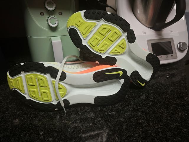 Nike Vomero 47 Verde Naranja