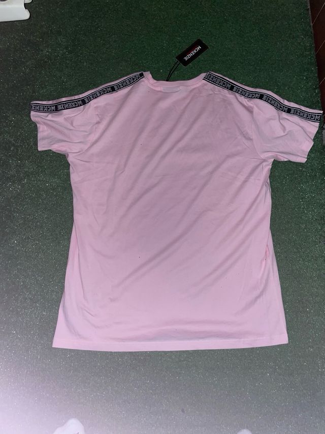 Añade un toque moderno a tu outfit con esta camise