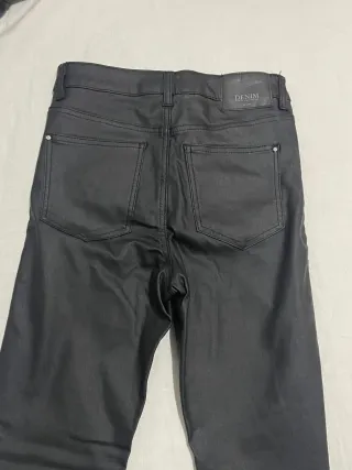 Pantalones efecto piel negros