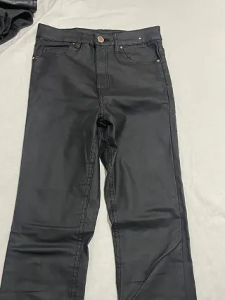 Pantalones efecto piel negros