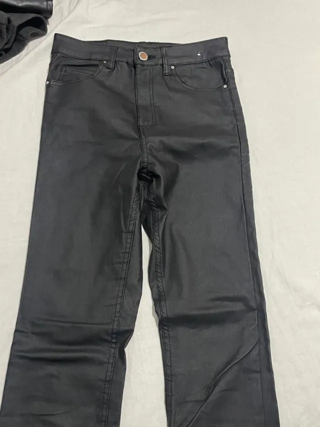 Pantalones efecto piel negros