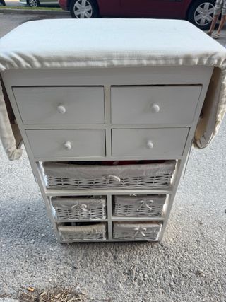 Mesa de planchar con cajones y cestas