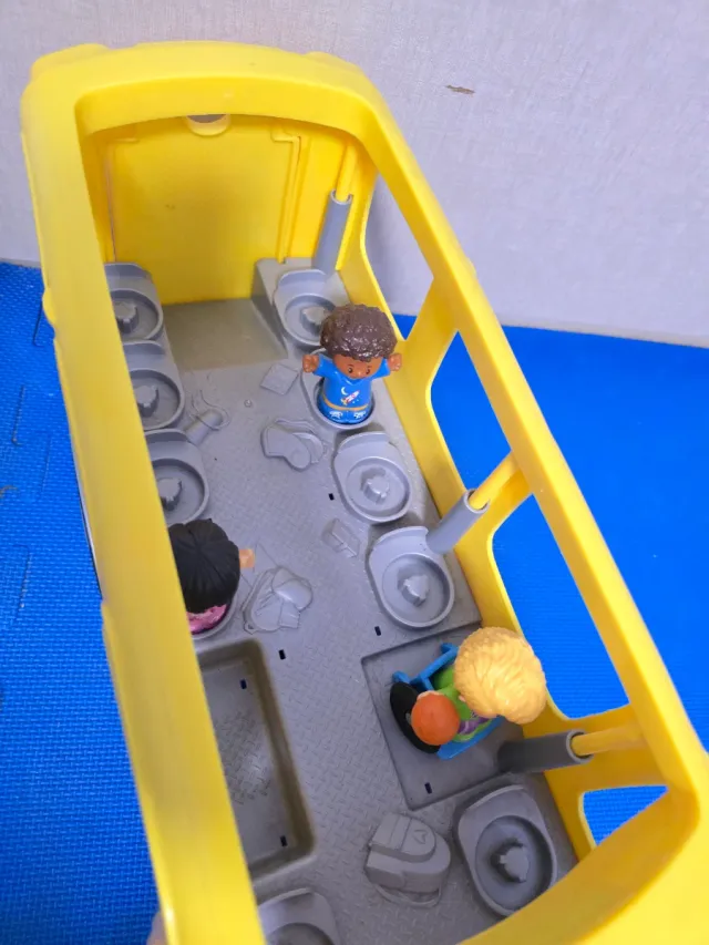 Autobús Fisher Price con figuras