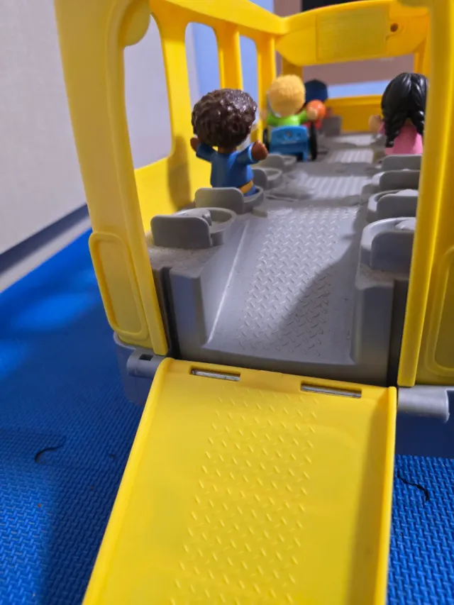 Autobús Fisher Price con figuras