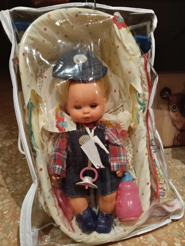 Muñeco Baby Mocosete y Capazo