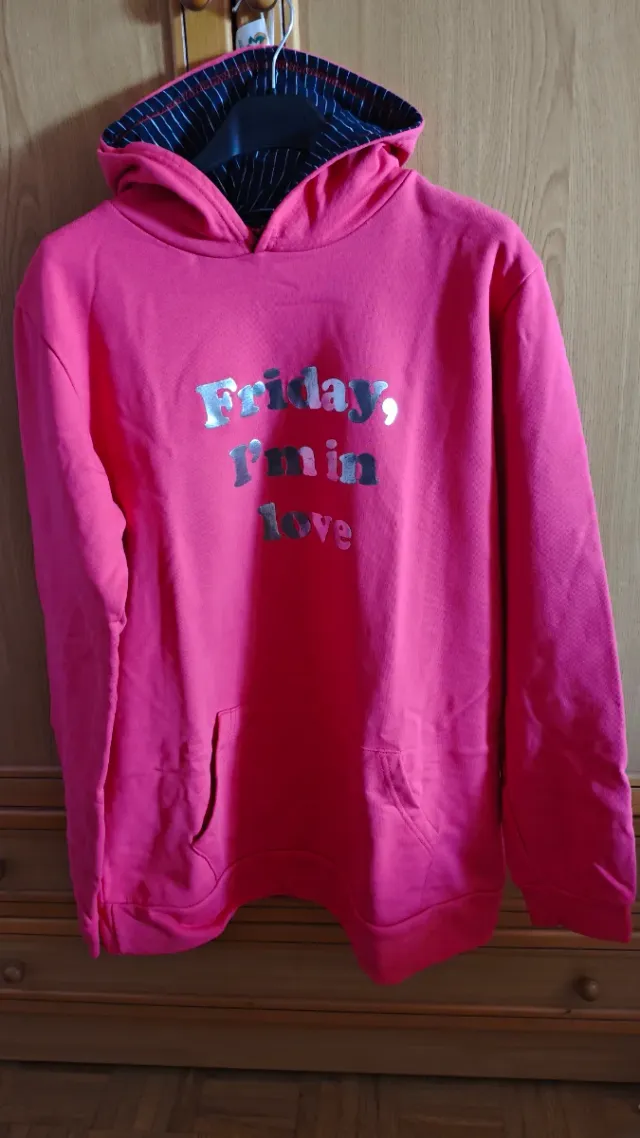 Sudadera rosa con capucha y mensaje