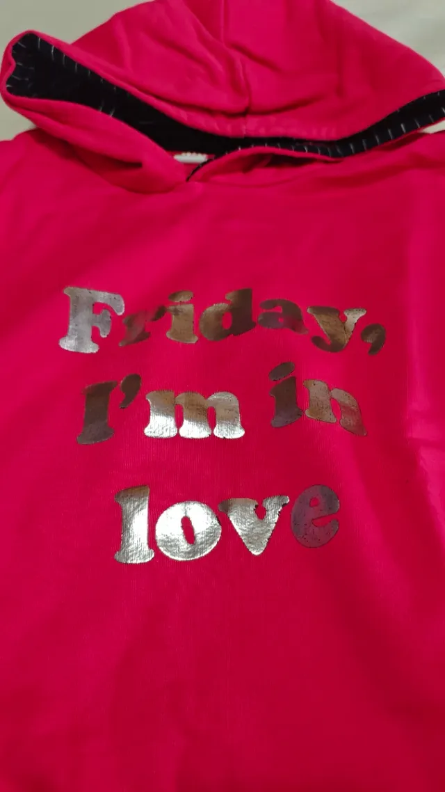 Sudadera rosa con capucha y mensaje