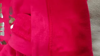 Sudadera rosa con capucha y mensaje