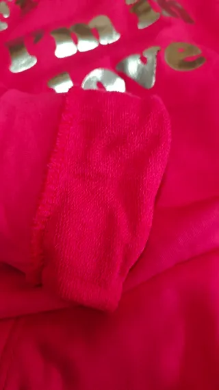Sudadera rosa con capucha y mensaje