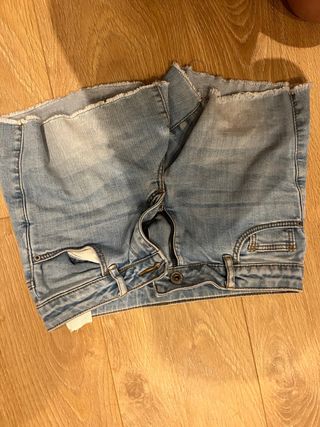 Pantalones cortos vaqueros desgastados