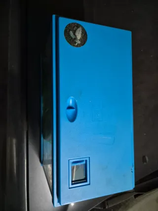 Pecera azul con accesorios