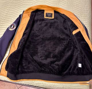 Giubbino sportivo e trendy stile college