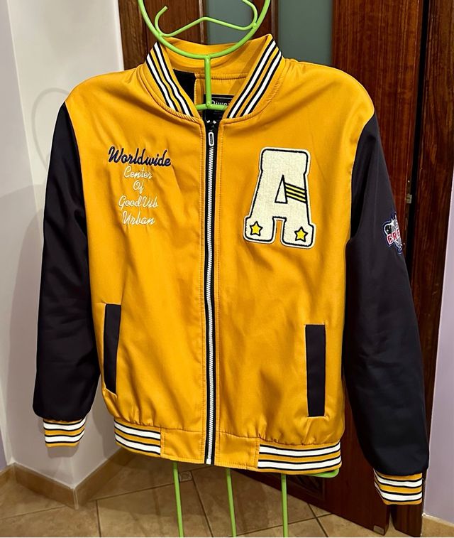 Giubbino sportivo e trendy stile college