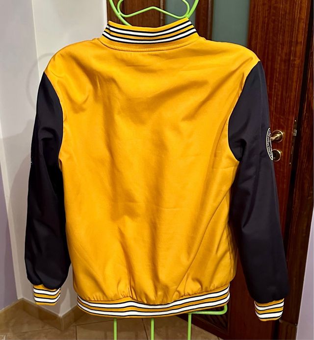 Giubbino sportivo e trendy stile college