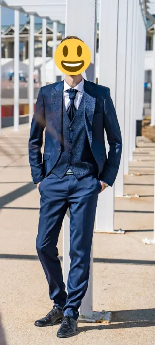 Traje de novio azul marino