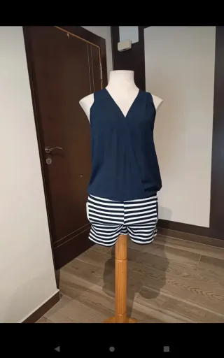 Mono azul marino y rayas blancas