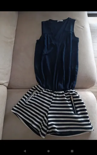 Mono azul marino y rayas blancas