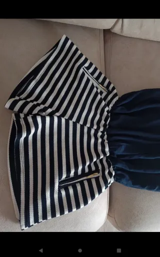 Mono azul marino y rayas blancas