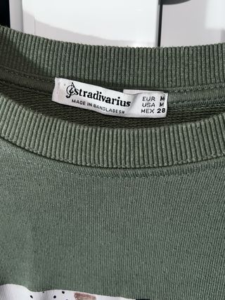 Sudadera verde Stradivarius con estampado