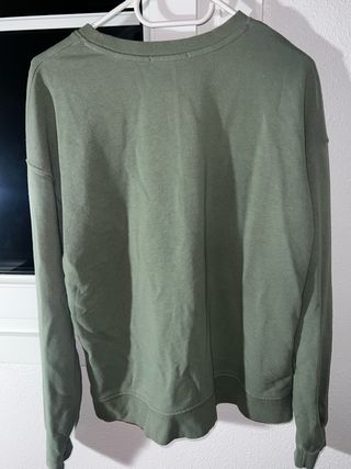 Sudadera verde Stradivarius con estampado