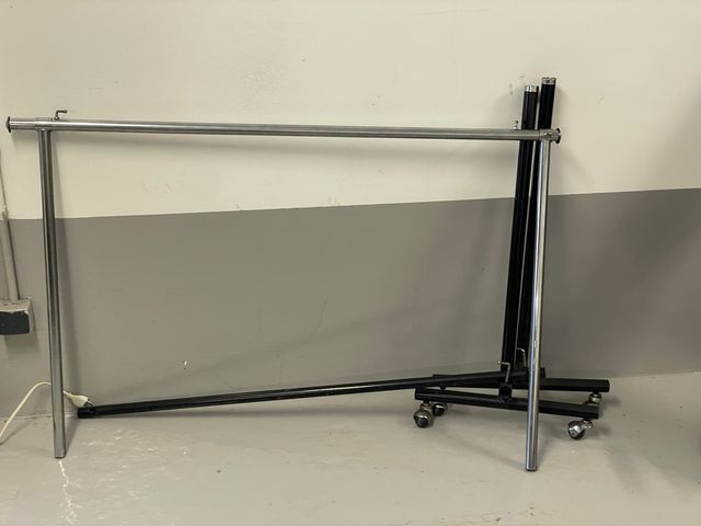 Perchero Metálico con Ruedas