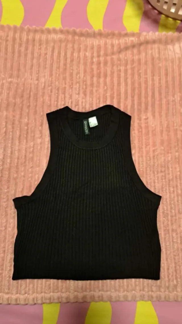 Top corto negro de punto Divided