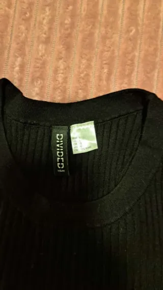 Top corto negro de punto Divided