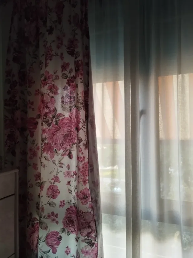 Cortinas rosas y blancas de tela