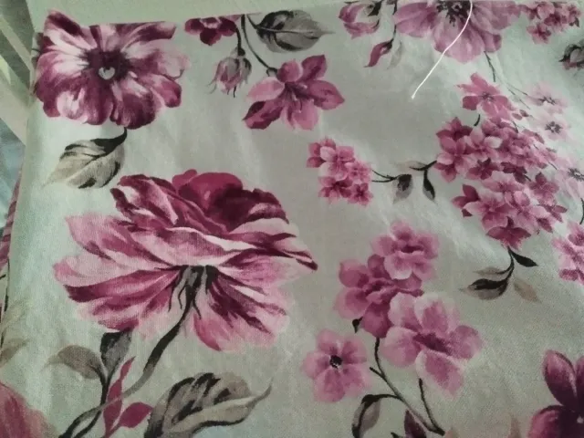 Cortinas rosas y blancas de tela