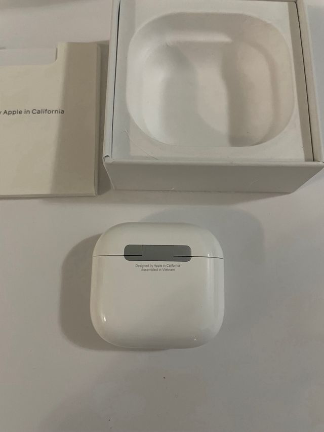 Airpods 4 con cancellazione attiva