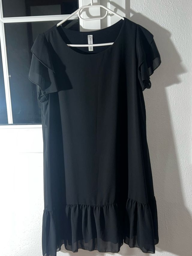 Vestido negro con volantes