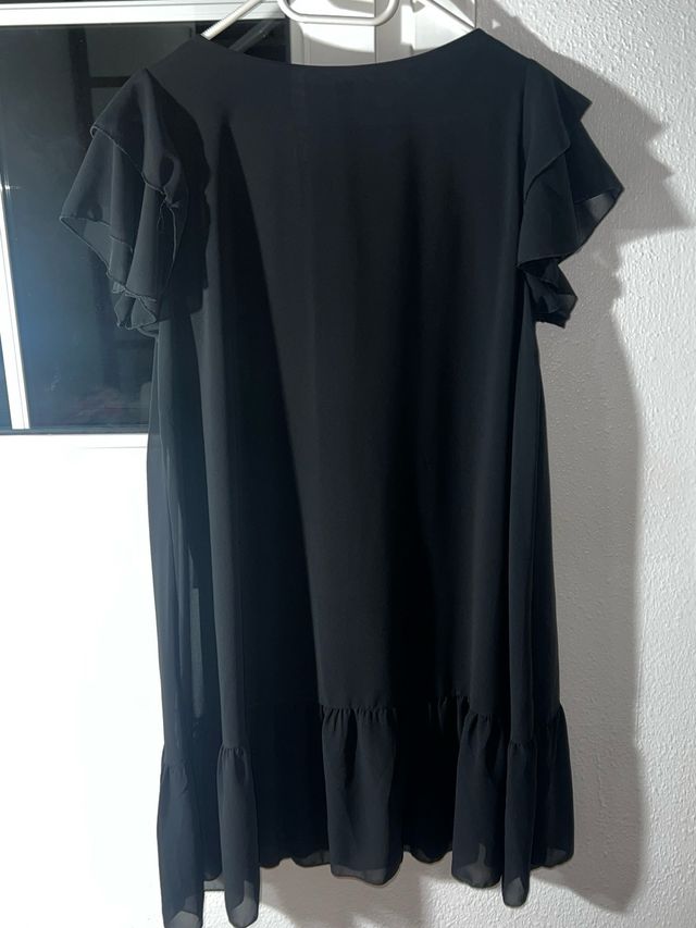 Vestido negro con volantes