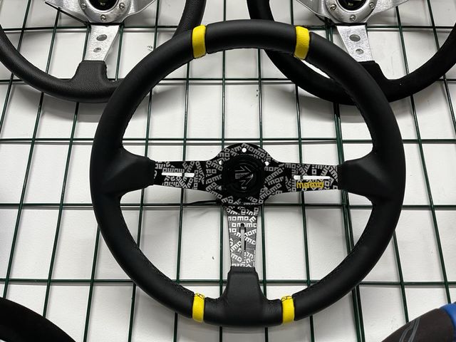 Volante Momo Competição em couro