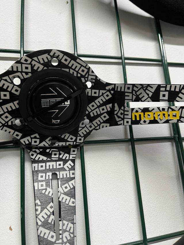 Volante Momo Competição em couro