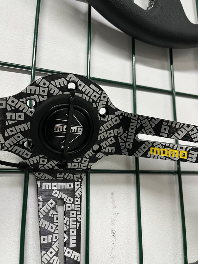 Volante Momo Competição em couro